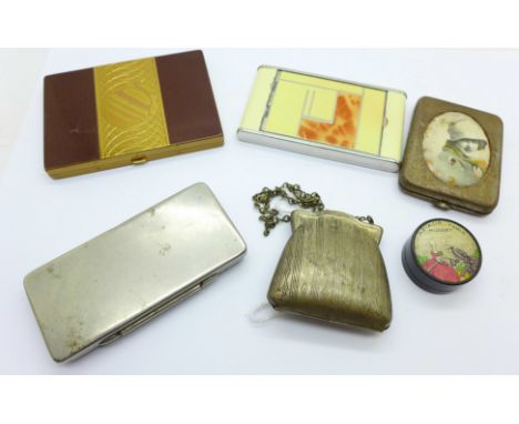 An Art Deco compact, a rouge pot, purse, etc.
