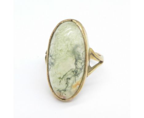 A 9ct gold and moss agate set ring, 4.6g, K, mark worn