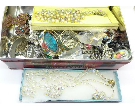 Vintage jewellery including paste set, 1.39kg