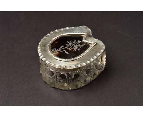 AN EDWARDIAN HORSESHOE SHAPED SILVER TOPPED GLASS TRINKET BOX, the pull off cover with crimped rim and tortoiseshell pique wo