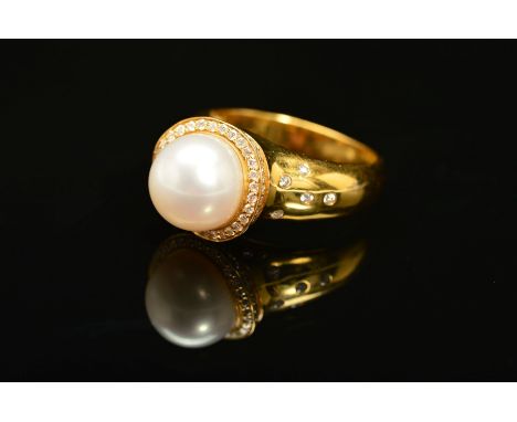 A MODERN 18CT GOLD AKOYA CULTURED PEARL AND DIAMOND RING, centring on a large white cultured pearl measuring approximately 9.