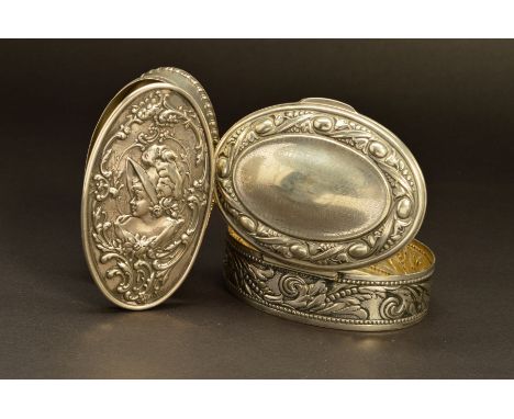 AN EDWARDIAN SILVER OVAL TRINKET BOX, the hinged cover repousse decorated with side profile of a lady wearing a bonnet, worn 