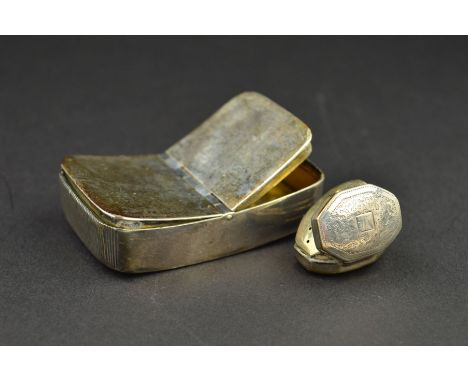 A GEORGE III SILVER DOUBLE ENDED SNUFF BOX, of plain rectangular curved form, later ribbed at ends for striking matches, gilt