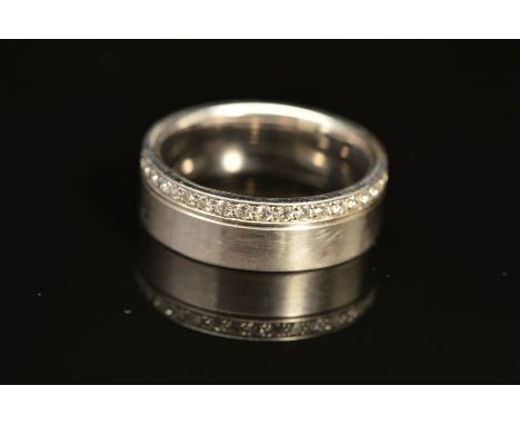 A MODERN 18CT WHITE GOLD AND DIAMOND SET FULL ETERNITY/WEDDING BAND, estimated total modern round brilliant cut weight 0.38ct