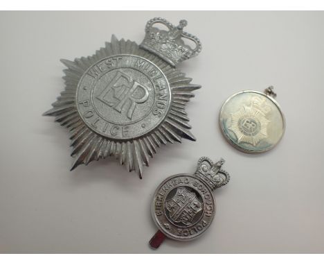 Metropolitan Police 150th anniversary medal and two helmet plates / badges