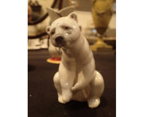 Lladro seated Polar Bear H: 10 cm