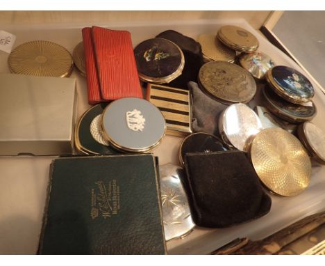 Tray of mixed collectable vintage compacts
