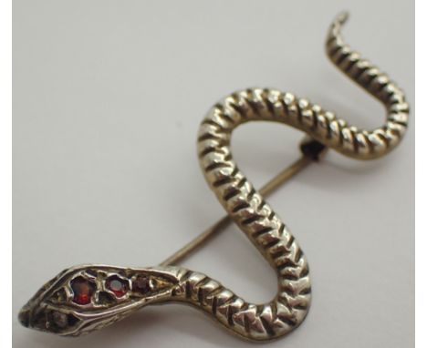 Silver vintage snake brooch with garnet set head stamped SILVER L: 3 cm