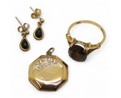 A 9ct back &amp; front locket, a 9ct smoky quartz ring, size P1/2, and a pair of onyx earrings, weight all together 8gms Cond