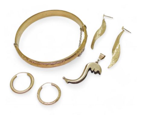 A 9ct bangle, two pairs of yellow metal earrings and a mount for a claw, weight all together 12.6gms Condition Report:Availab