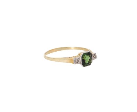 Art Déco Ring mit Turmalin und kleinen Diamanten von zus. ca. 0,04 ct, mittlere Farbe u. Reinheit, GG/WG 14K, 2,1 gr, RW: 64,