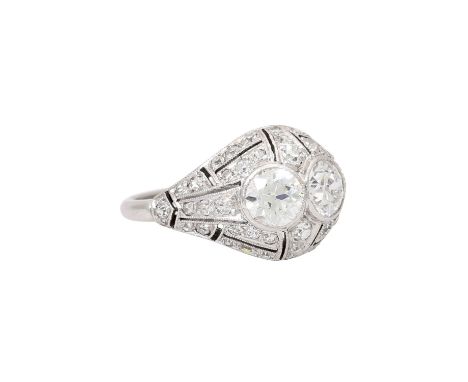 Art Déco Ring mit 2 Altschliffdiamanten, zus. ca. 0,8 ct, und weitere 46 Diamanten von zus. ca. 0,4 ct, ca. WEISS-LGW (H-J)/S