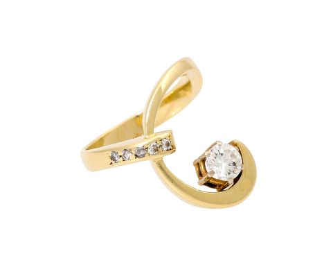 Ring mit Brillant ca. 0,5 ct, ca. FW (G)/P1 und 5 weiteren Brillanten zus. ca. 0,1 ct, ca. WEISS (H)/P1-2, 1x bestoßen, GG 14