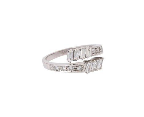 Ring mit Diamanten zus. ca. 0,65 ct, Baguette- u. Achtkantschliff, ca. GW (L)/VS-SI, WG 18K, 4,3 gr, RW: 54, spätes 20. Jh., 