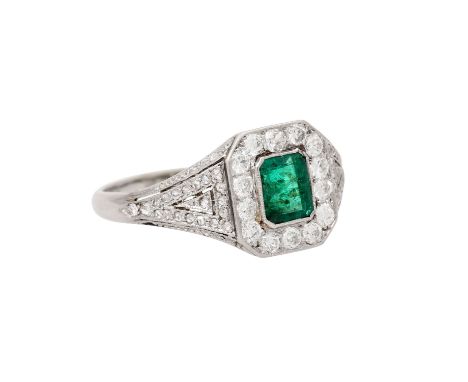 Ring mit Smaragd und Altschliffdiamanten und Diamantrosen von zus. ca. 0,6 ct, gute Farbe u. Reinheit, Smaragd ca. 0,5 ct mit