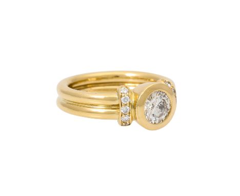 Ring mit Brillant ca. 1 ct, ca. LGW (I)/P3, weiter kleine Brillanten zus. ca. 0,10 ct, GG 18K, 12 gr, RW: 58, 21. Jh., leicht