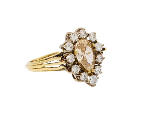 Ring mit  Diamanttropfen von ca. 1,9 ct, CHAMPAGNER (C2)/P1 (Rondiste mehrfach bestoßen), entouriert von 11 Brillanten zus. c