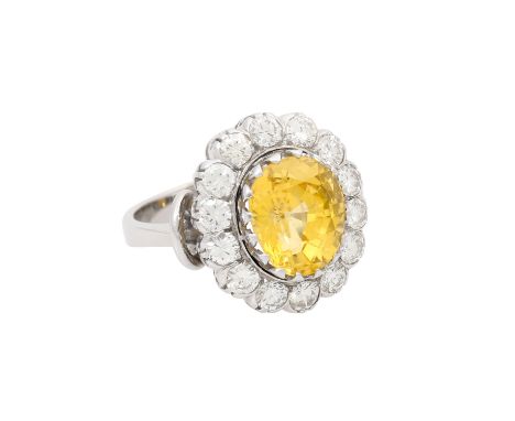 Ring mit gelbem Saphir ca. 7,5 ct und 14 Brillanten zus. ca. 2 ct, ca. WEISS-GW (H-K)/VS, Saphir oval facettiert, Facettkante