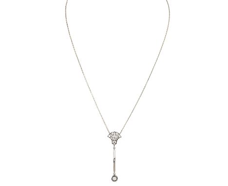 Art Déco Collier mit Altschliffdiamanten von zus. ca. 0,4 ct, GG 14K, Schauseite Platin, 4,4 gr, Kettenlänge ca. 45 cm, Anhän