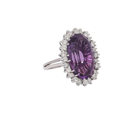 Ring mit Amethyst und Brillanten von zus. ca. 0,98 ct, ca. LGW (I-J)/VVS, Amethyst ca. 19,6x13,1 mm, WG 18K, 10,6 gr, RW: 56,