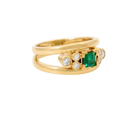 Ring mit Smaragd und Brillanten von zus. ca. 0,25 ct, gute Farbe u. Reinheit, GG 18K, 9,1 gr, RW: 56, 20./21. Jh., leichte Tr