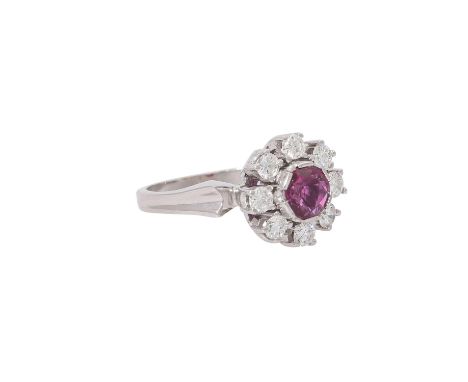 Ring mit Rubin und Brillanten zus. ca. 0,5 ct, ca. LGW (I)/VS-SI, sehr klarer Rubin ca. 0,5 ct, WG 14K, 5,8 gr, RW: 55, 1980e