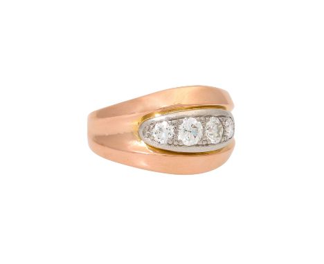 Ring mit 4 Altschliffdiamanten zus. ca. 1 ct, ca. WEISS (H)/VS-SI, RG/WG 18K, 5,1 gr, RW: 50, Mitte 20. Jh., leichte Tragespu