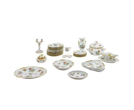 HEREND 30-tlg. Speiseservice 'Queen Victoria', 20. Jh. 6 Suppenteller (D. ca. 24,5 cm), 7 Speiseteller (D. ca. 25,5), 6 Desse