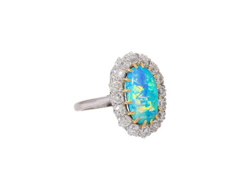 Ring mit Opal und Altschliffdiamanten von zus. ca. 1,10 ct, ca. GW (L)/SI, Opal ca. 13x7,5 mm mit Riss aber sehr intensivem b