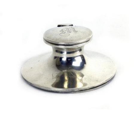 A Victorian silver desktop inkwell by Asprey of London 1907  engraved with the initial 'M' to the top. h. 4 cm, dia. 8.75 cm 