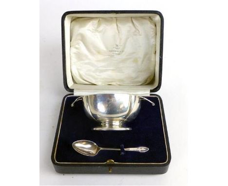 A silver sugar bowl together with a matching spoon engraved as a presentation item contained in a fitted box, w. 203 gms appr