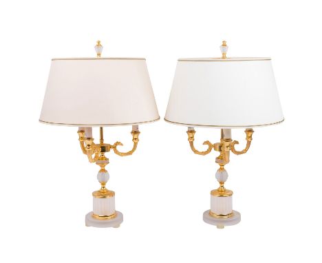 PAAR TISCHLAMPEN IM EMPIRE-STIL Laudarte/Italien, Bronze, vergoldet und Glas, zweiflammig, H: ca. 70 cm. Leichte Alters-und G