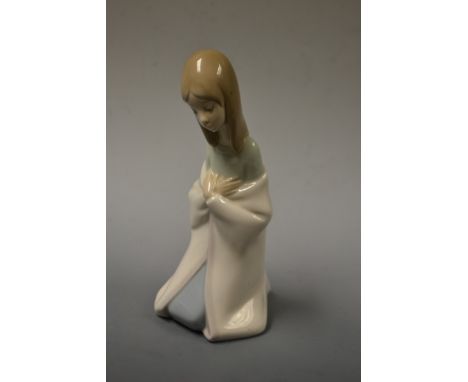 A Lladro figure, kneeling girl