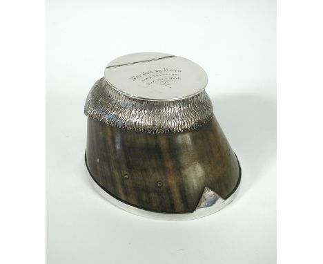 A Victorian silver mounted horse's hoof snuff box, the silver mount by Frederick Bradford Macrea, London 1884, naturalistical