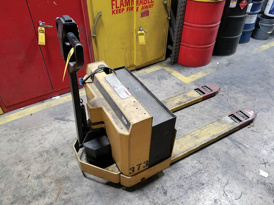 YALE 24V ELECTRIC PALLET JACK, MODEL MPB040ACN24C2748, 4,000 LB. CAP