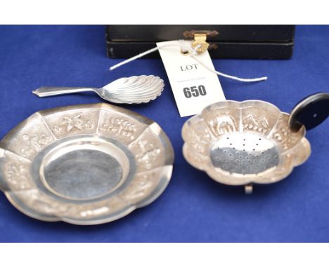 An Elizabeth II silver caddy spoon, by Bishton's Ltd., Sheffield 1966, of shell pattern design; together with a white metal t