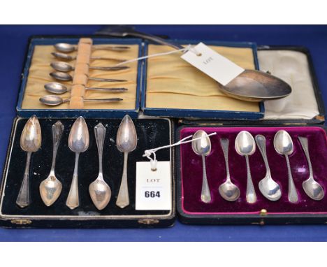 Five George V silver grapefruit spoons, by Roberts & Dore, Birmingham 1913, in fitted case (missing one); a set of six Edward