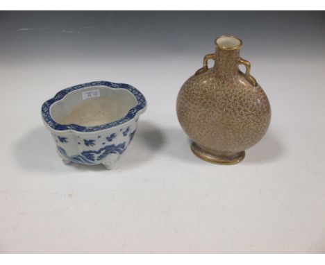 An Arita planter together with a pottery moon flask gilt with 'cracked ice' 25cm tall (2)  