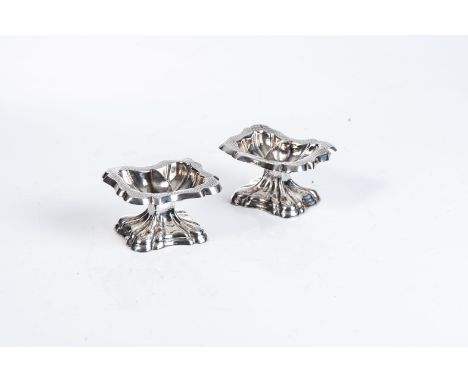 A PAIR OF AUSTRIAN SILVER SALTS, 1860 Engine-turned wavy rim, later dividers, raised on a conforming foot 4,5cm high, 105g al