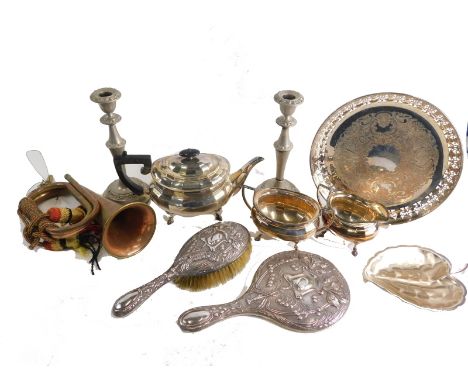 Various metalware, silver plated ware, etc., a 20thC silver plated three piece service, comprising teapot, of cape form, with