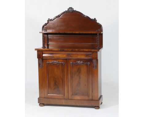 Victorian mahogany chiffonier, circa 1870, carved moulded back panel with a single shelf supported on bobbin turned columns, 