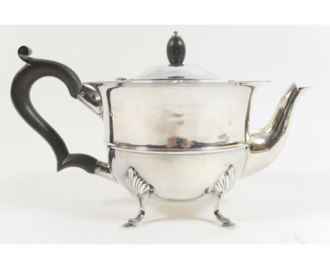 Edwardian silver teapot, Birmingham 1901, hinged cover with ebony finial, collar and gutter edge, thumbpiece ebony handle, pl