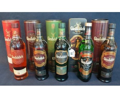 Collection of five Glenfiddich Scotch whiskies all in original presentation boxes to include; Solera reserve age 15 years x 2