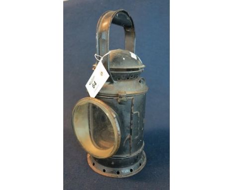 Vintage tin plate single handled carriage lamp. (B.P. 24% incl. VAT)