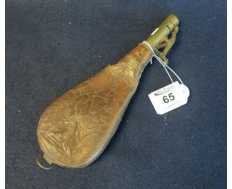Brass and leather hunting powder flask. (B.P. 24% incl. VAT)