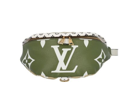 LOUIS VUITTON Bumbag, Koll. 2019. Limitierte Monogram Giant  Serie in Khaki Grün und Beige. Hardware in Goldfarben. Textiles 