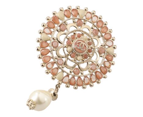 CHANEL Modeschmuck-Brosche, Koll.: Herbst Cruise 2011. Champagnergoldfarbenes Modell mit Kunstperlenbesatz in Creme und Rosa 