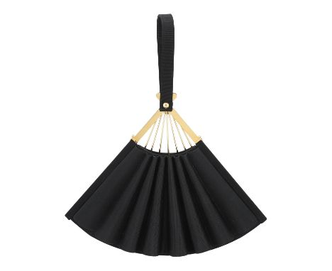 KARL LAGERFELD VINTAGE Tasche. RARITÄT. SAMMLERSTÜCK. Schwarzes Modell aus Textil mit goldfarbener Hardware in Form eines Fäc