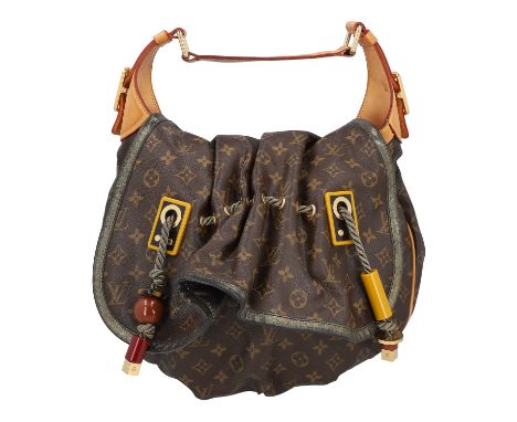 LOUIS VUITTON Schultertasche "KALAHARI PM". Printemps-Eté 2009. Monogram Canvas mit goldfarbener Hardware und naturbelassenem