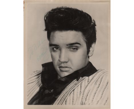 PRESLEY ELVIS: (1935-1977) American Rock ‘n’ Roll Singer. A good vintage signed and inscribed 8 x 10 photograph of Presley in